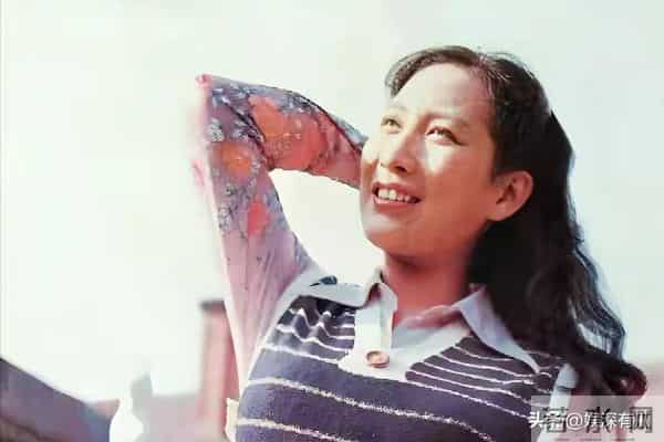 她嫁给了英国老公，选择在西班牙定居，没想到68岁瘦到快脱相