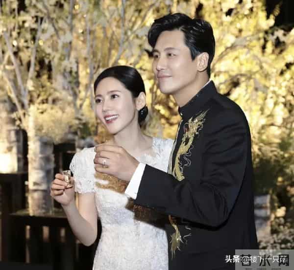 于晓光夫妻合体捞金 46岁秋瓷炫紧身短裙 空气刘海 笑容甜美似少女