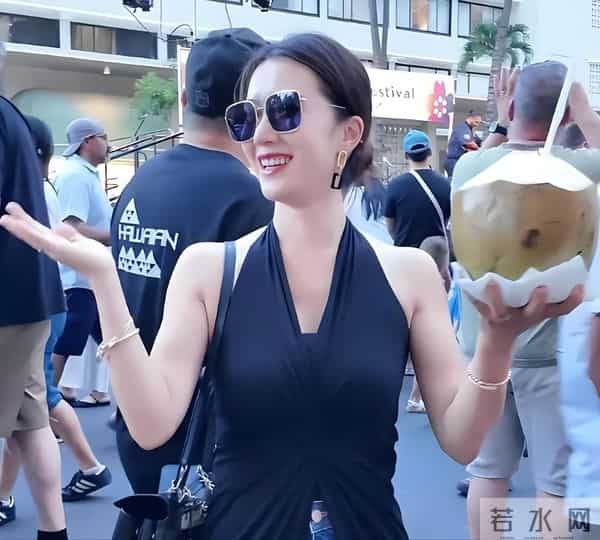 李念带3个孩子去美国，给13岁女儿买打折裙子，三代人同住大别墅