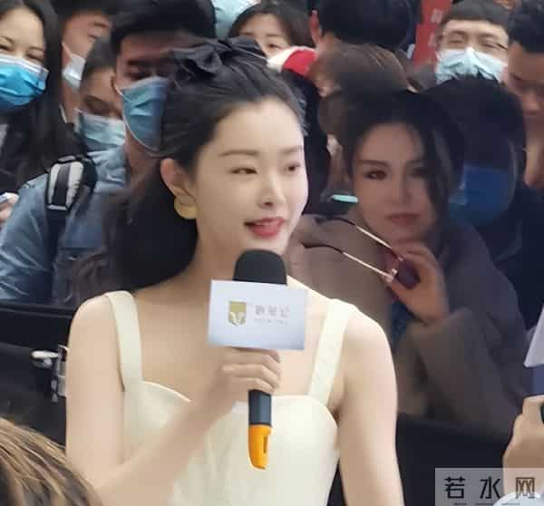 同样是奔三的女星，宋轶深夜素颜白到发光，虞书欣盛装出席被喷丑