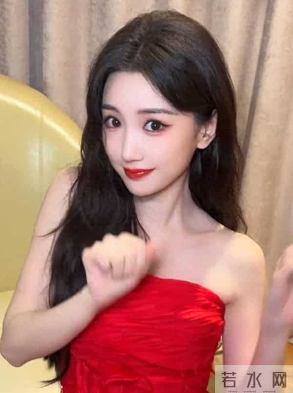 “电梯门”8年后，再次官宣喜讯的毛晓彤，是陈翔高攀不起的存在