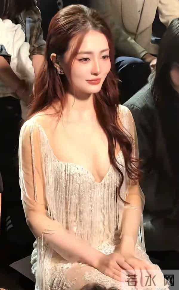 徐璐“魔性”抖肩舞：破圈的快乐密码？