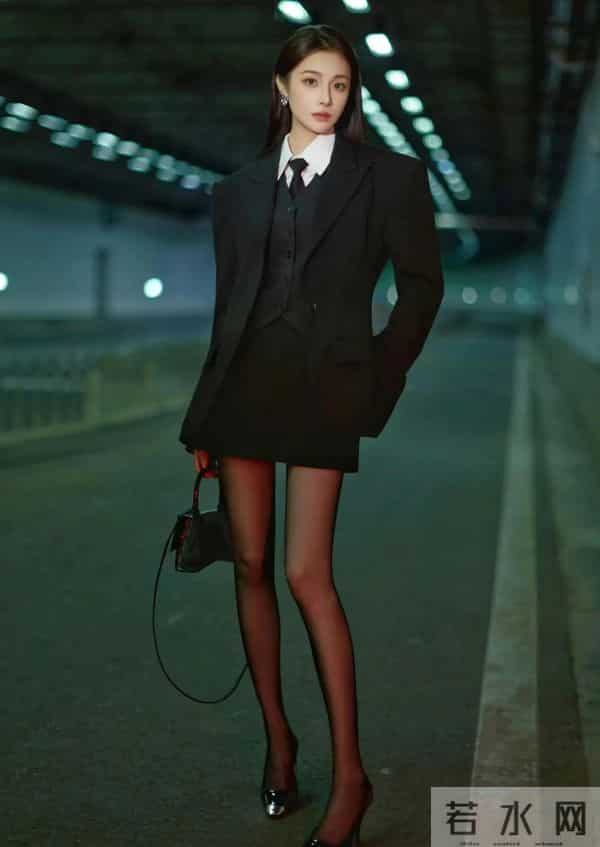 隆妮，白色衬衫黑色西装，黑色丝袜太诱人了