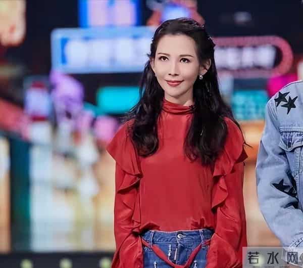 落地凤凰不如鸡！52岁蔡少芬为钱奔波瘦脱相，被王晶嘲讽不上进