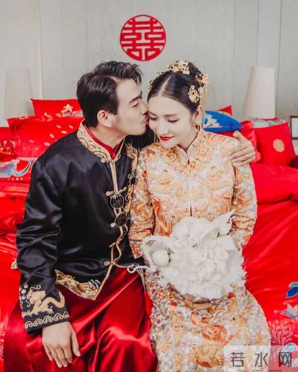 42岁杨烁断崖衰老，生图下脸黑皮松肉垮，走路弯腰驼背没霸总气场