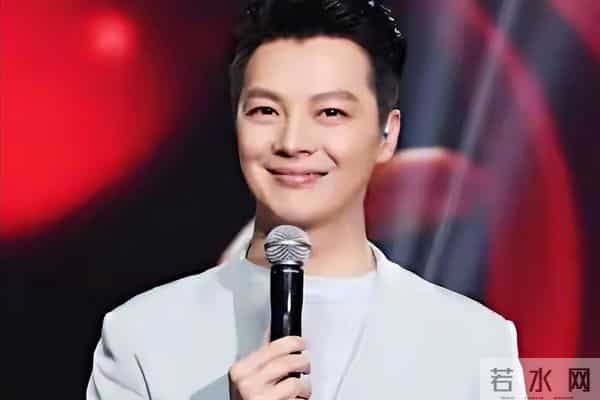 他娶了身价过亿女富豪，45岁再当爹，但去世的父亲成了他的心病