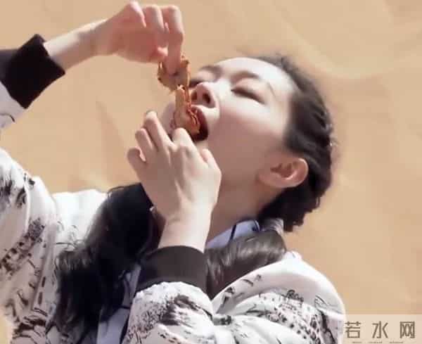 同样是奔三的女星，宋轶深夜素颜白到发光，虞书欣盛装出席被喷丑