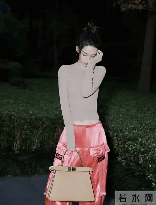 李沁 这腰是真细