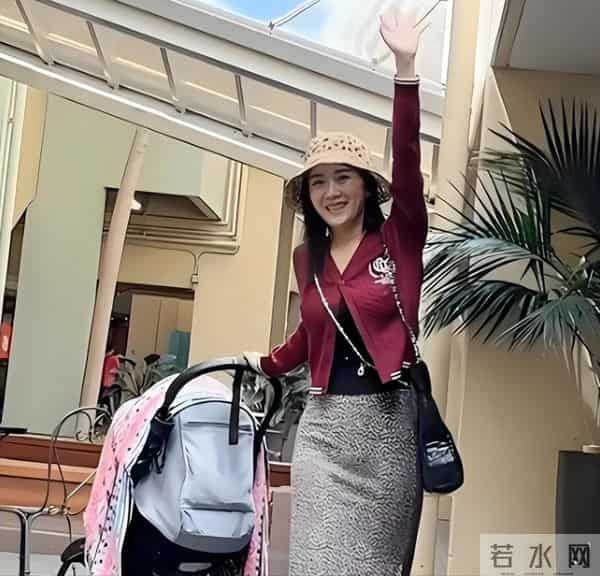 李念带3个孩子去美国，给13岁女儿买打折裙子，三代人同住大别墅
