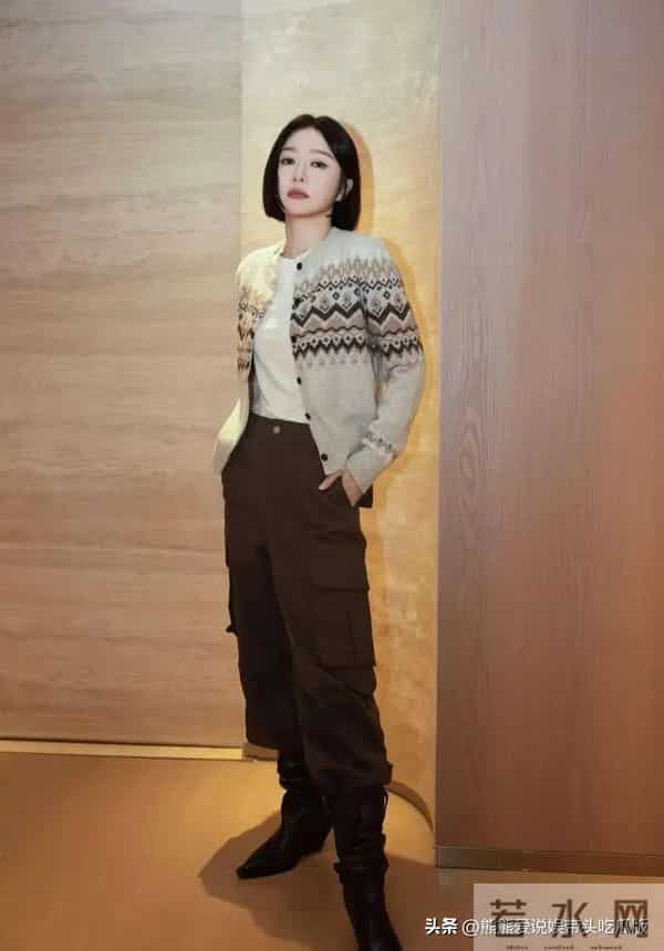 46岁秦岚换发型后大回春！穿提花开衫+棕色工装裤 时髦减龄又高级