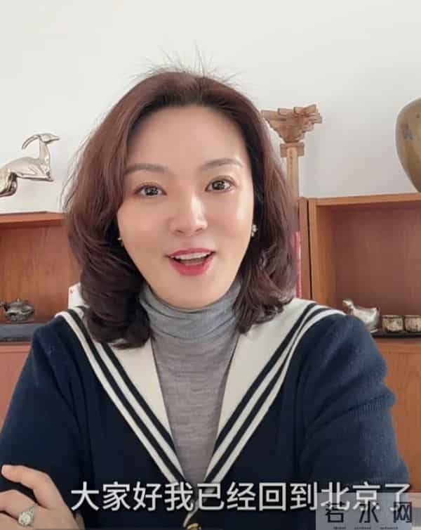 刘芳菲学院风穿搭出镜，卷发搭海军领开衫，优雅又精致