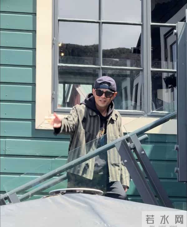 周杰伦戴墨镜鸭舌帽在新西兰皇后镇，帅气依旧！