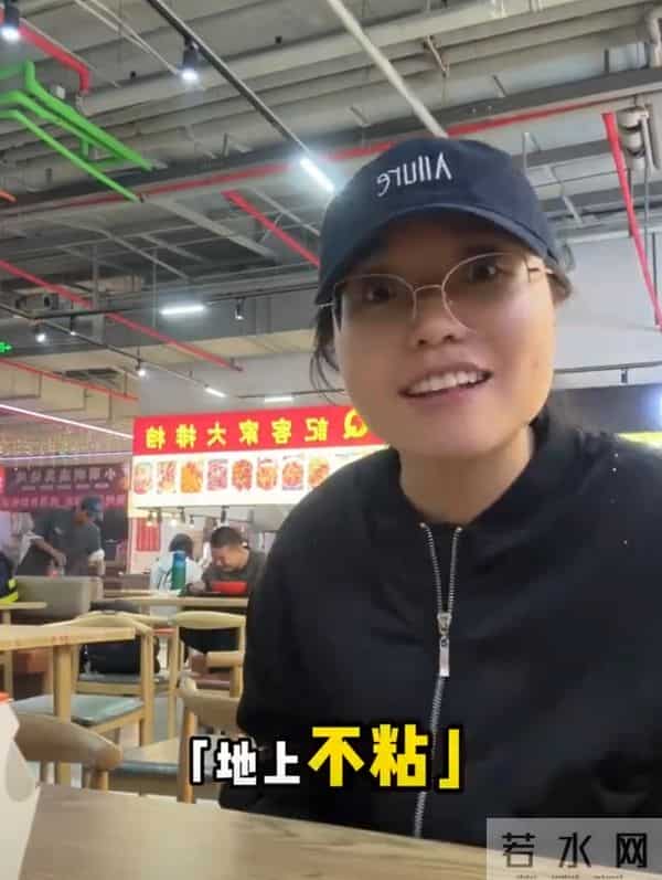 脱口秀女演员李雪琴探店吃米线，身形瘦到变样，有望成下一个贾玲