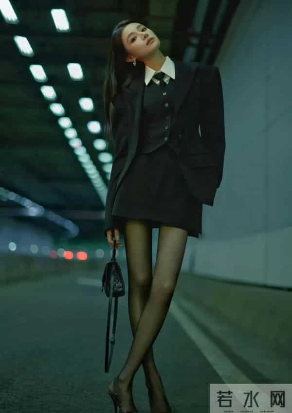 隆妮，白色衬衫黑色西装，黑色丝袜太诱人了