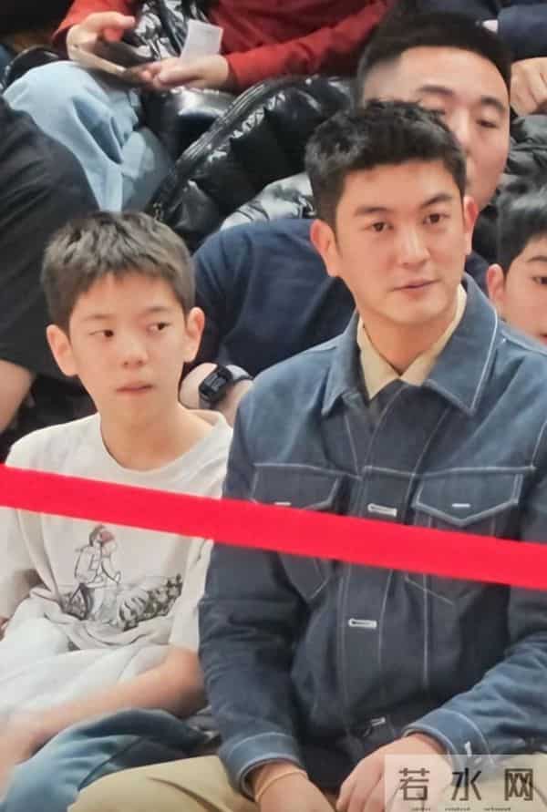 杜江带儿子嗯哼看男篮世预赛，儿子与妈妈霍思燕越来越像！
