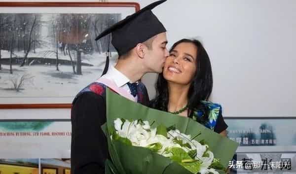 62岁韦唯现状：脊柱断裂已恢复，前夫已死，两个混血儿子回国相伴