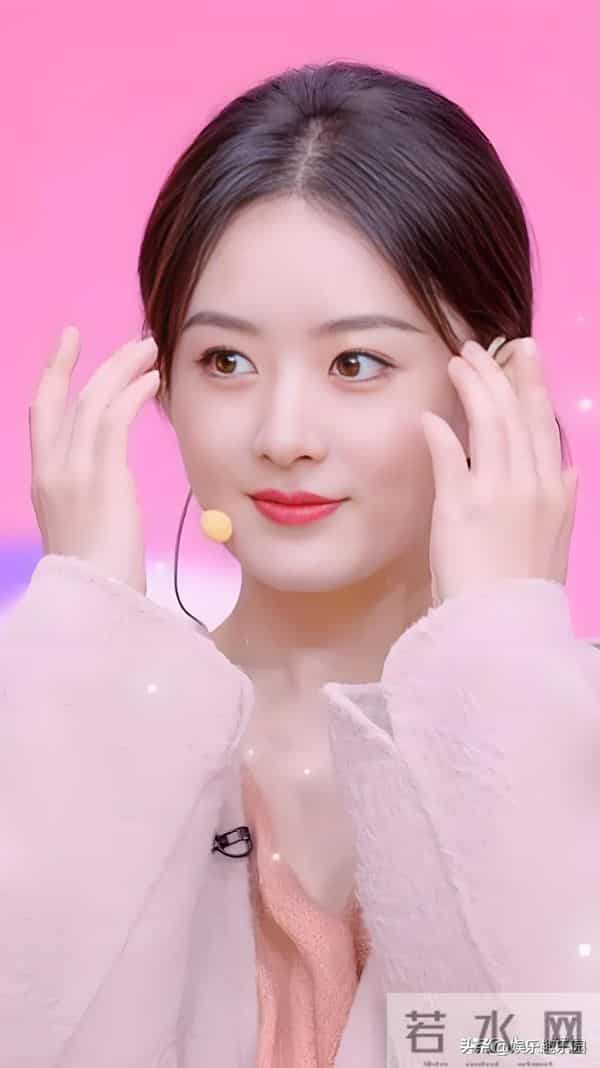 鎏金裙装衬着浅笑，每一缕光影都在诉说她的明媚