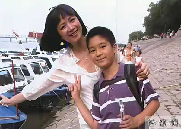 许亚军和儿子同框拍摄时尚大片，这是他和前妻何晴的孩子，叫许何