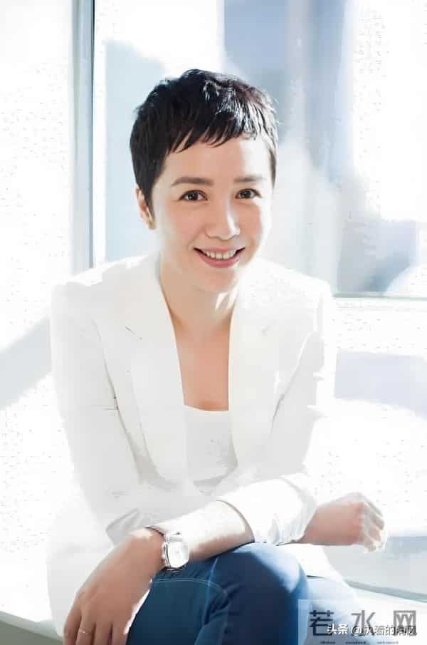 59 岁蒋雯丽在街头被偶遇，又瘦又老，一代女神也老了