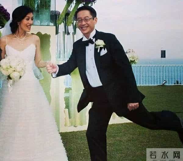 靠妹妹李嘉欣介绍，嫁给十亿富豪的李嘉明，一家人都不是省油的灯