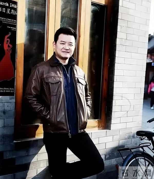 曾是央视名嘴，31岁赴美国，如今50岁现状如何了