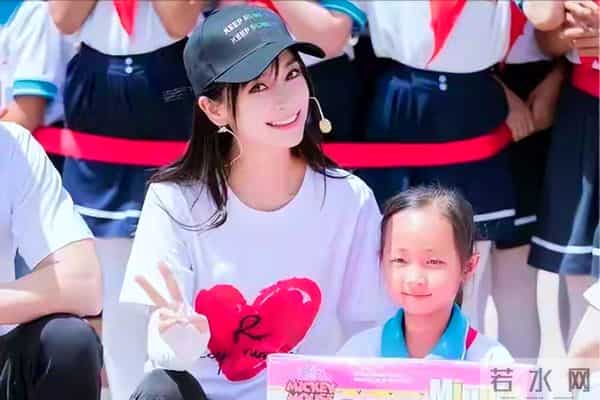 杨颖“愿平安”获网友点赞：真诚与行动，是最动人的力量