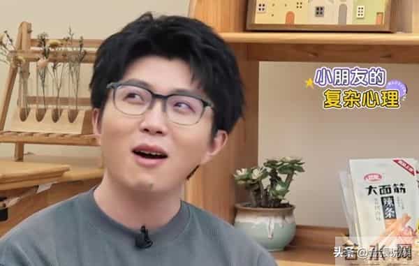 郭碧婷三亚走秀，双目无神被张予曦抢风头，曾曝女儿被同学孤立