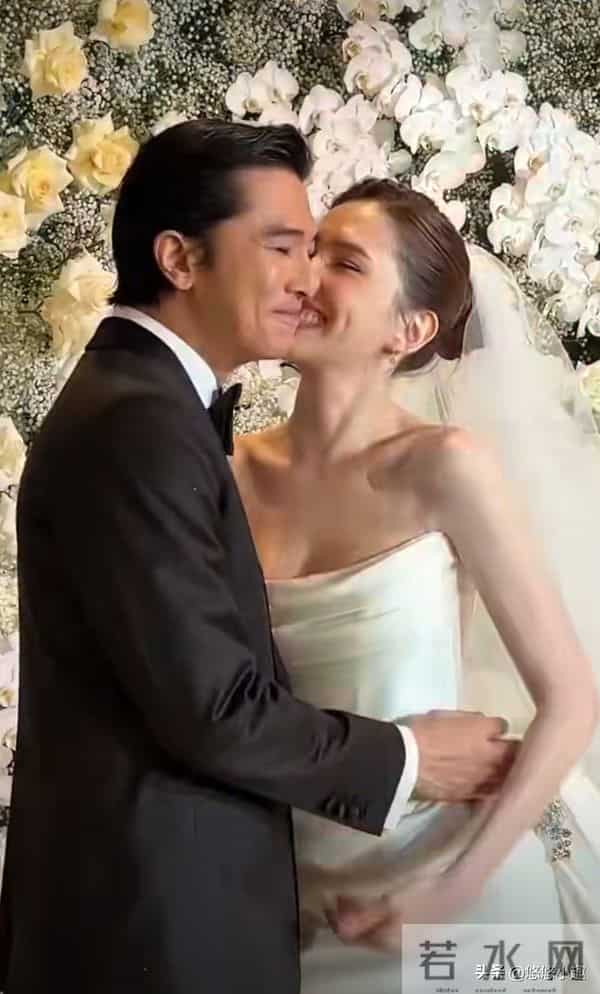 邱泽许玮甯婚礼曝光！大摆40桌，44岁邱泽造型被吐槽，林心如被问