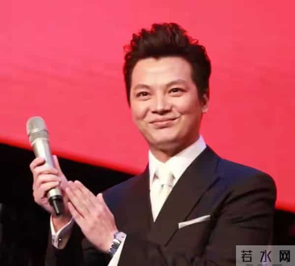 他娶了身价过亿女富豪，45岁再当爹，但去世的父亲成了他的心病