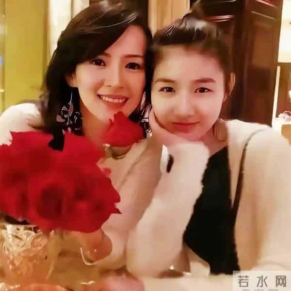 汪峰女儿小苹果早恋，穿沙滩短裤和男友合照，三任后妈章子怡最暖