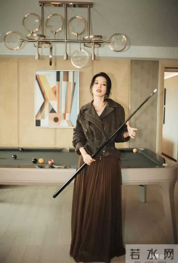 49岁舒淇太绝！复古穿搭+松弛怼脸拍，颜值抗打