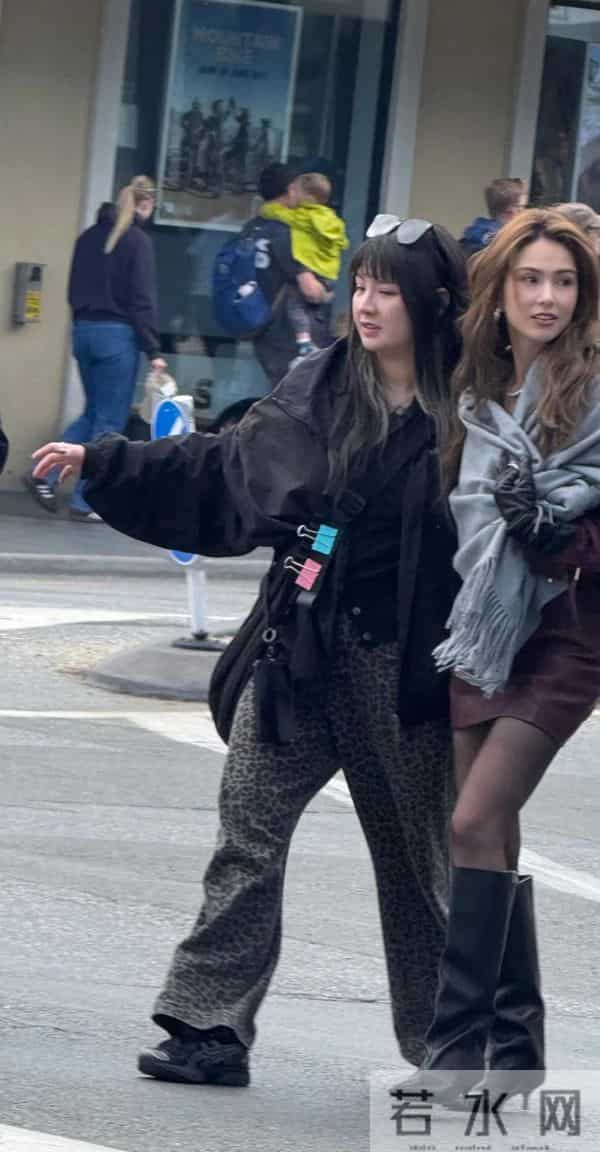 昆凌短裙黑丝袜长皮靴新西兰拍摄，近距离看真美！