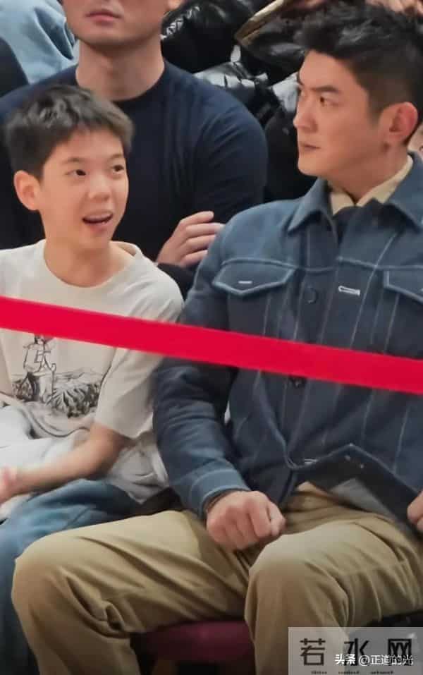 杜江带儿子看男篮比赛 嗯哼龅牙 两颊鼓像金鱼嘴 12岁身高近1米7