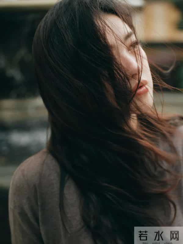 朱珠的“秋日贵气风”太美了，金棕针织配黑腰带，贵气到挪不开眼