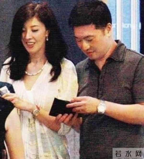 靠妹妹李嘉欣介绍，嫁给十亿富豪的李嘉明，一家人都不是省油的灯