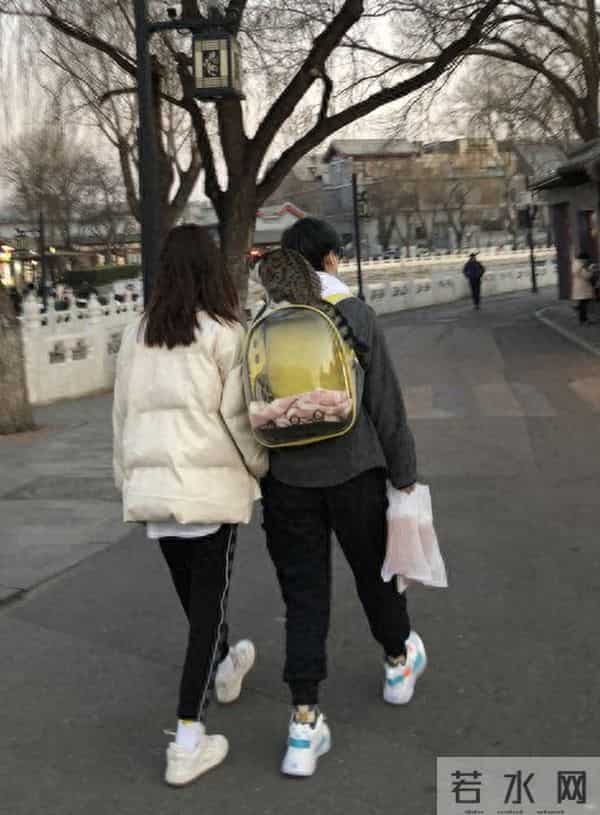 汪峰女儿恋情一天后，葛荟婕回应女儿，反映出真实母女关系