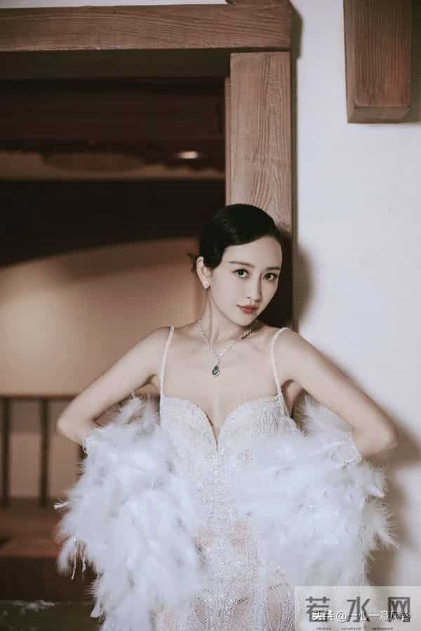 王鸥白玉兰红毯造型：冰雪精灵降临人间，美到窒息！