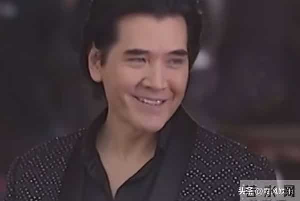 64岁费翔独居英国，房子自带超大花园，母亲去世后养猫为伴不孤单