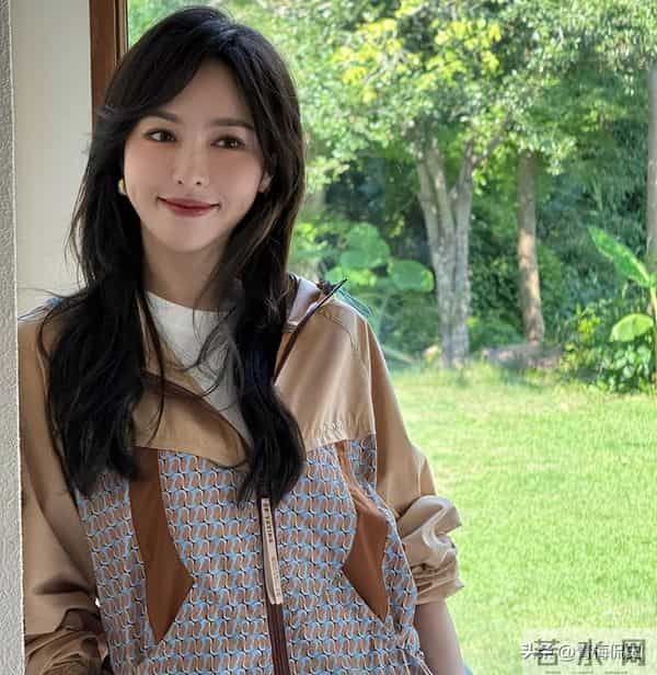 葬礼五天后唐嫣复工，法令纹凹陷状态憔悴，脸肿成发面馒头不敢认