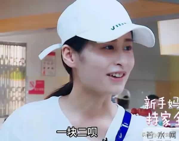 颖儿手机店被偶遇，生图皮松肉垮还歪嘴，穿超短裙腿白嫩还修长