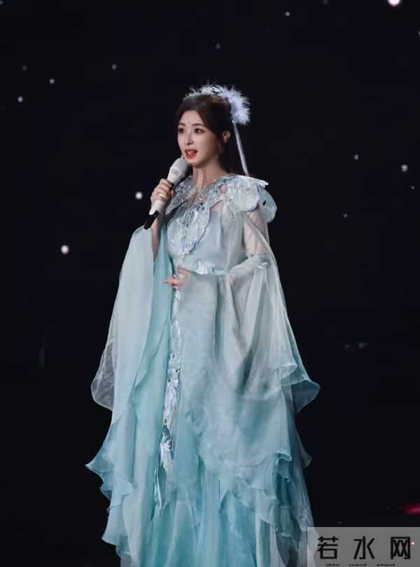 36岁张含韵熊猫基地路透！甜妹感拉满，比20年前还嫩？