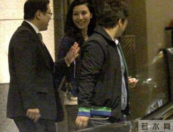 靠妹妹李嘉欣介绍，嫁给十亿富豪的李嘉明，一家人都不是省油的灯