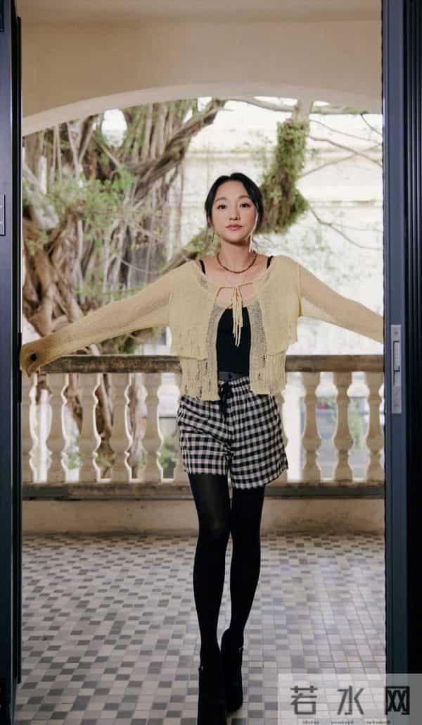 周迅短裤配黑丝袜，娇艳美丽！