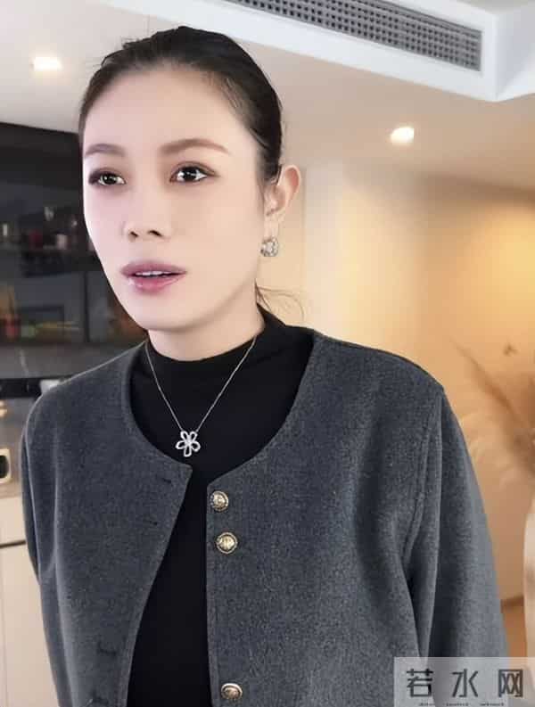 汪峰闺女恋情曝光1天后，葛荟婕就回应，母女俩的真实关系曝光