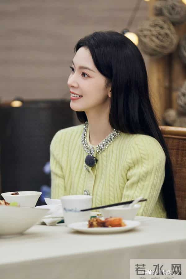 31岁的陈瑶，身穿暖黄小衫+牛仔裤，做起饭来了贤妻良母范啊