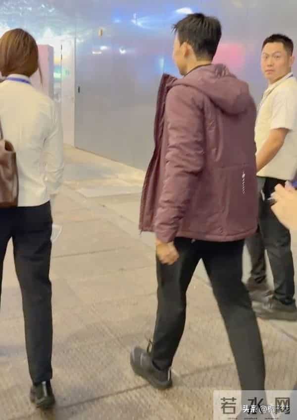 53岁刘畊宏在上海被偶遇，他身材真好，腹肌肉眼可见，太帅了吧