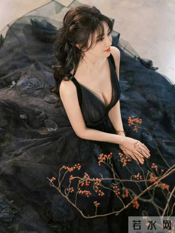 景甜一袭深V露背长裙性感妩媚