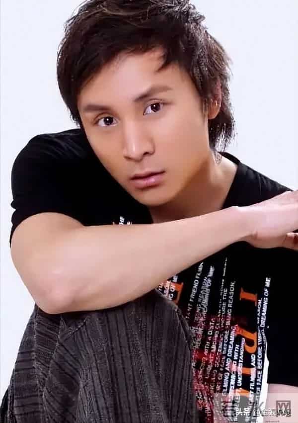 上海主持人朱桢现状：和二婚妻子生俩娃，47岁转型当俱乐部老板