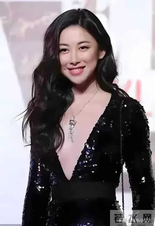 41岁的朱珠在重庆跟朋友聚，穿亮片裙，蹬高跟鞋，那叫一个贵气。