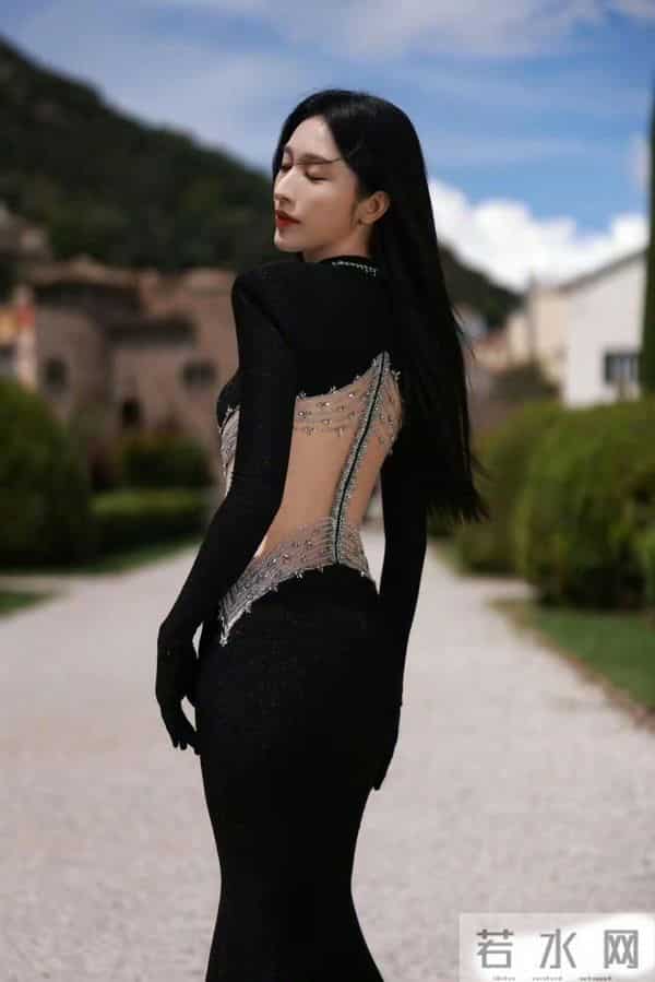 蛇蝎美人张俪终于火了 裸背骨感 身材修长曼妙 腰臀比一绝